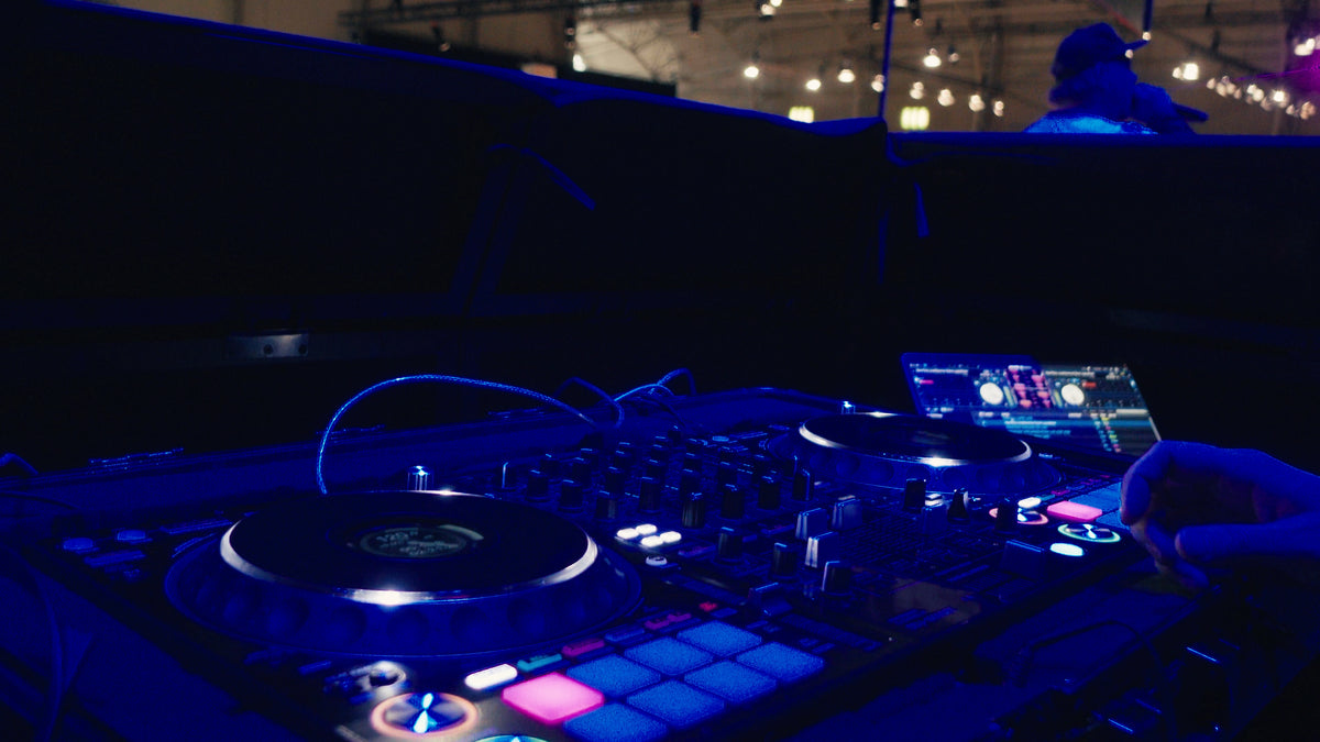 TARVITAANKO MUKAAN ESIMERKIKSI HUIPPULUOKAN AMMATTI DJ?